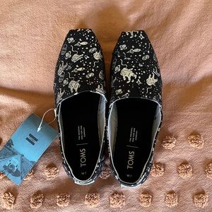 NWT TOMS black space foil classic shoes size 7